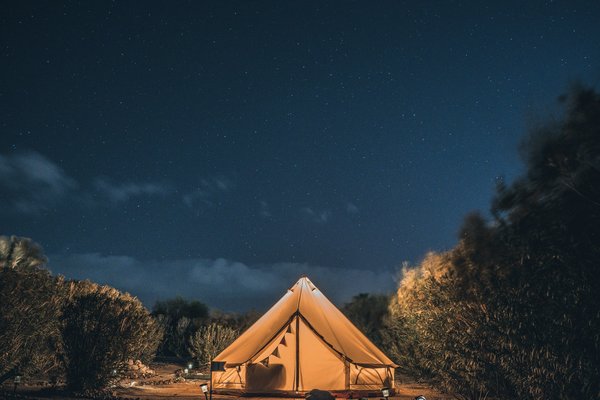 Quels sont les meilleurs conseils pour un camping en région de volcan actif avec observation des fumerolles?